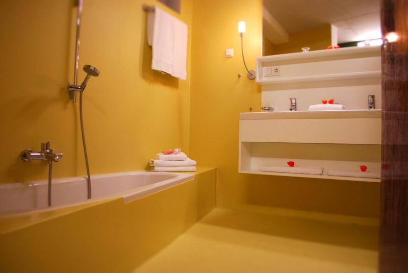 Bad mit Badewanne und Waschbecken in einem der Design-Appartements-tiltshift.jpg